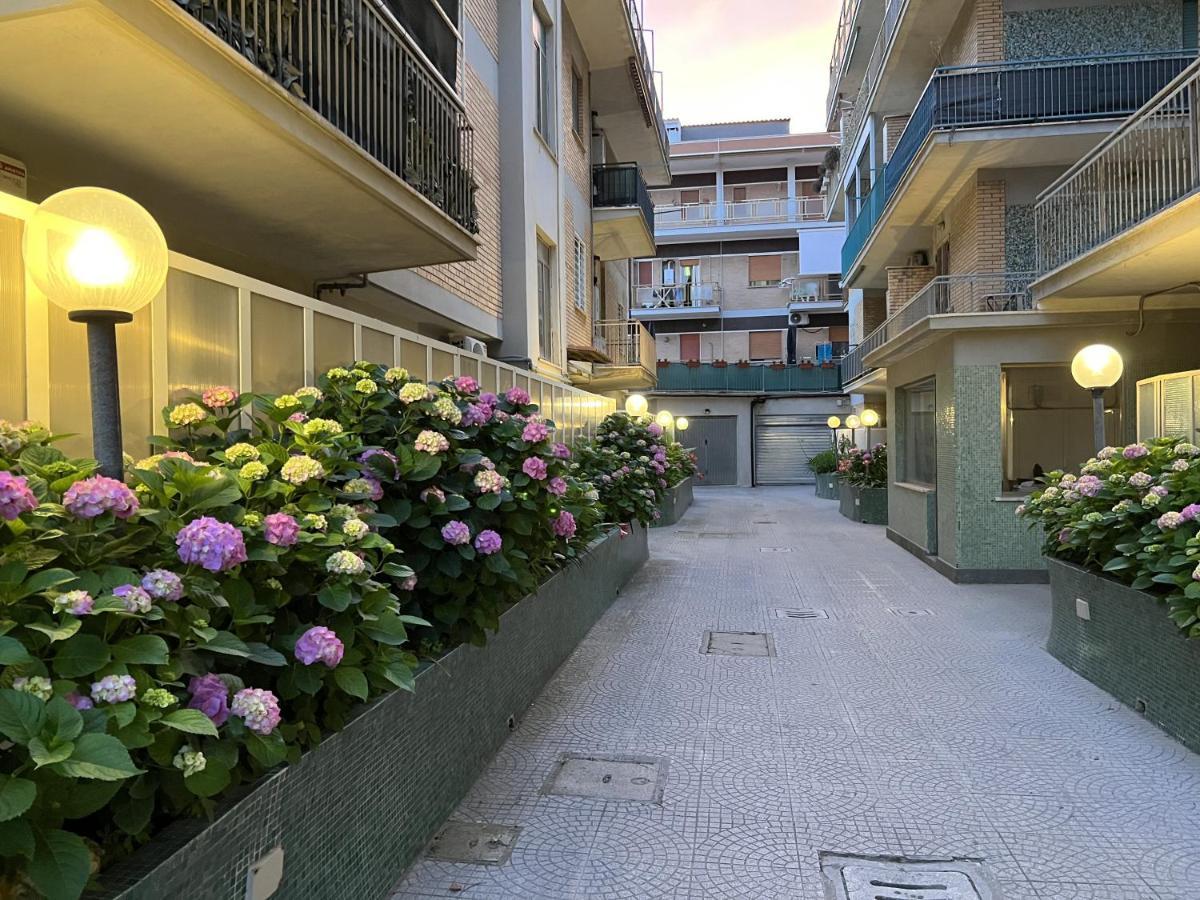 Lotus - Appartamento Sul Mare A Ostia Con Giardino Relax Exterior foto