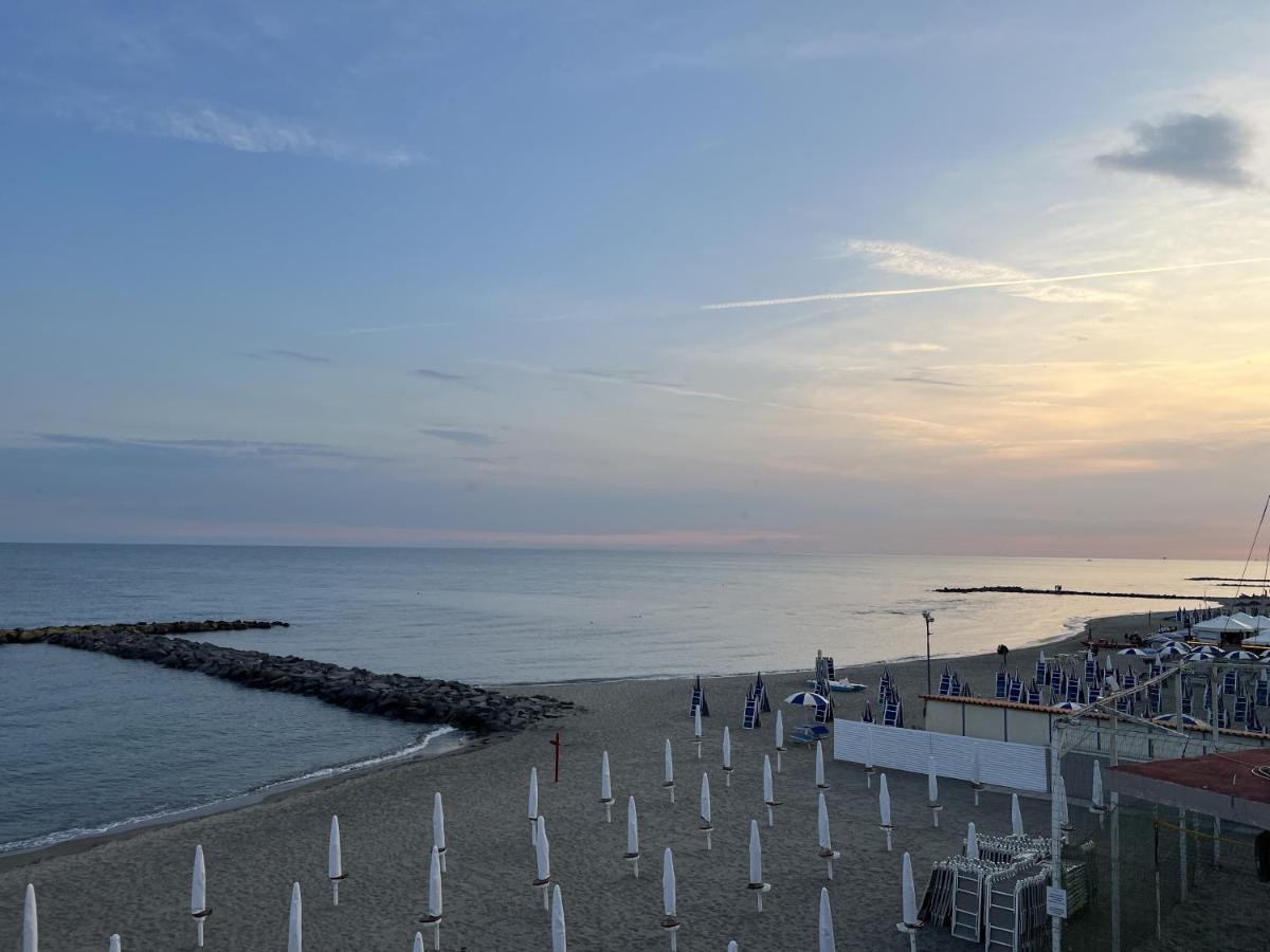 Lotus - Appartamento Sul Mare A Ostia Con Giardino Relax Exterior foto